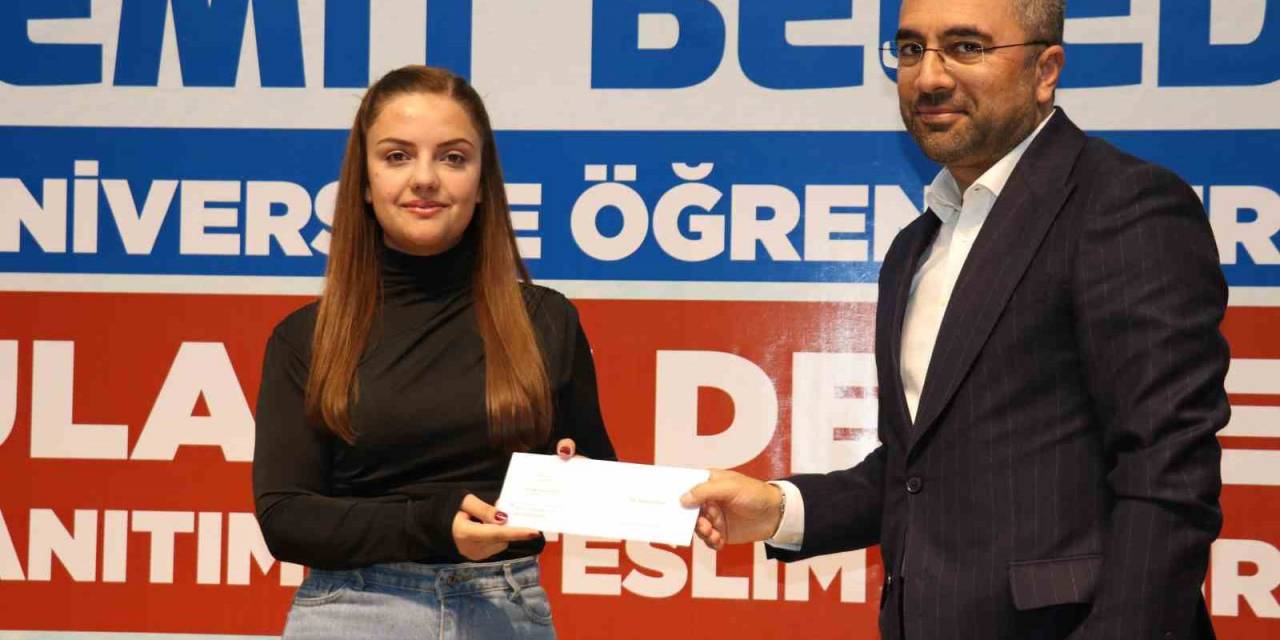 Edremit Belediyesinden Üniversite Öğrencilerine Ulaşım Desteği