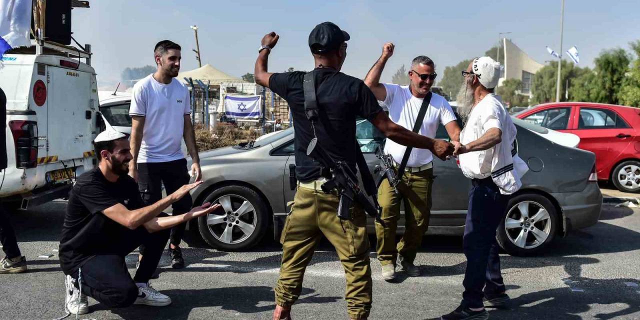 İsrailliler, Gazze’deki Katliamın Gölgesinde Askerlerle Dans Etti