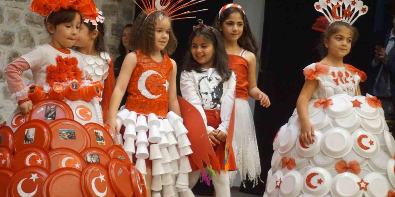 İlkokul Öğrencilerinden Geri Dönüşüm Defilesi