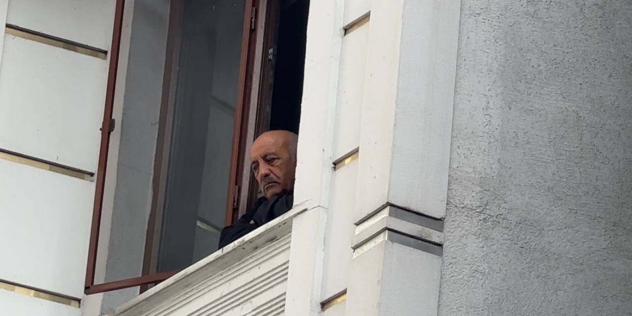 İstanbul’da Film Gibi Olay: Kaza Yapıp Kaçtı, Kadının Evine Girip Bıçakla Tehdit Etti