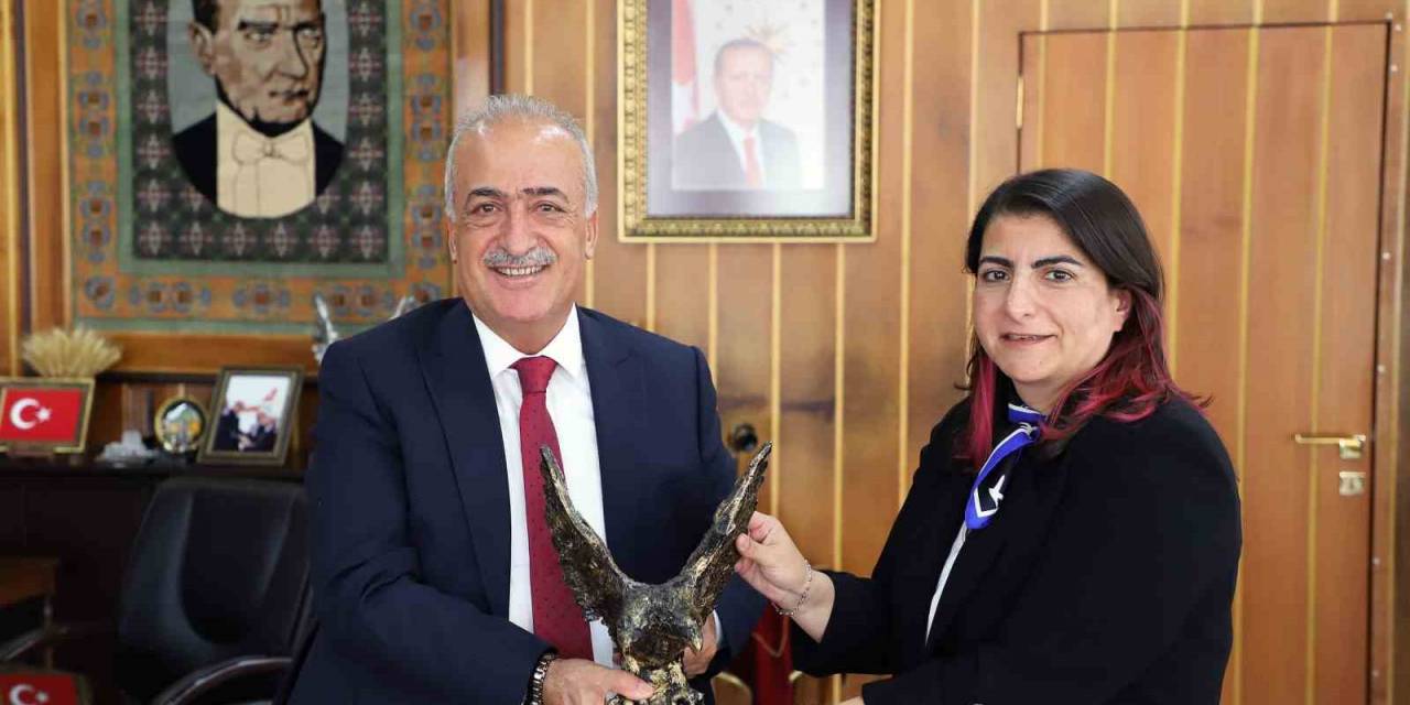 Prof. Dr. Çadırcı, Mutluluğunu Rektör Çomaklı İle Paylaştı