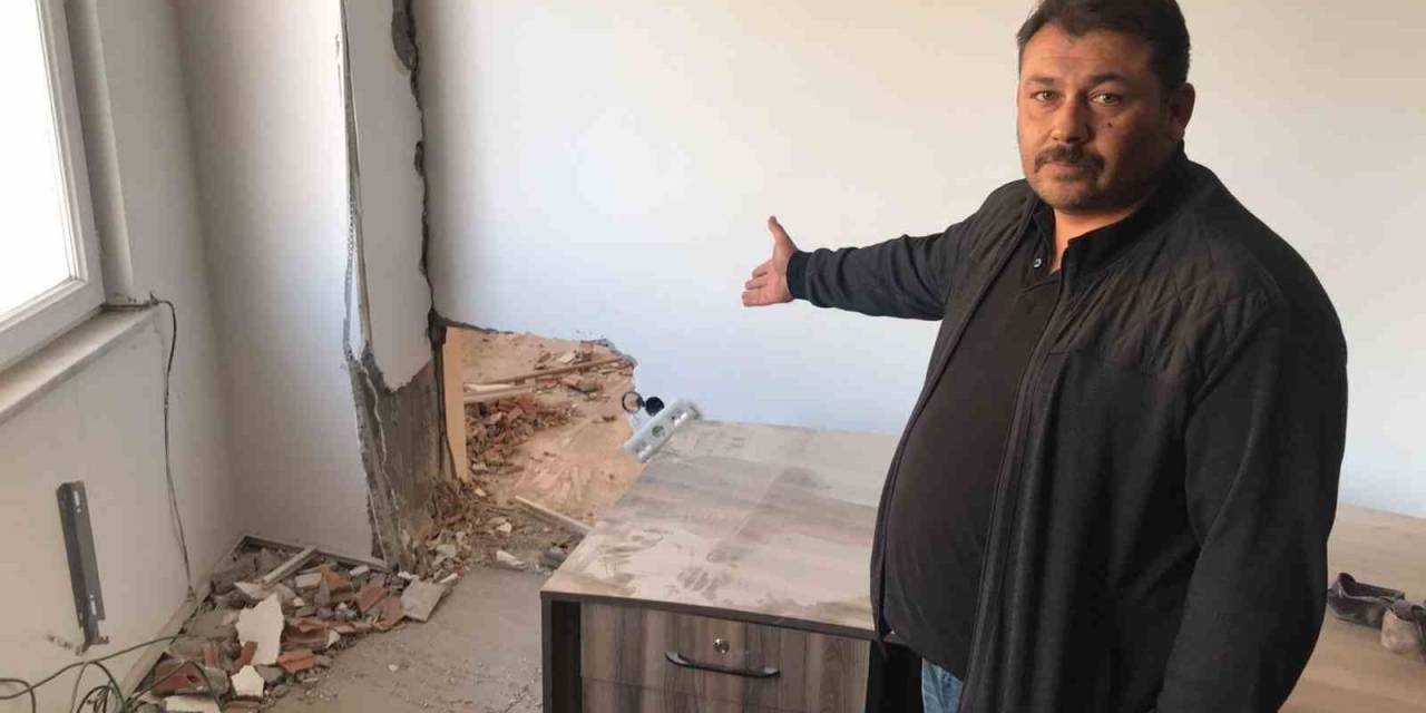 Duvarı Delerek Girdikleri Bbp İl Binasında Ne Varsa Alıp Götürdüler