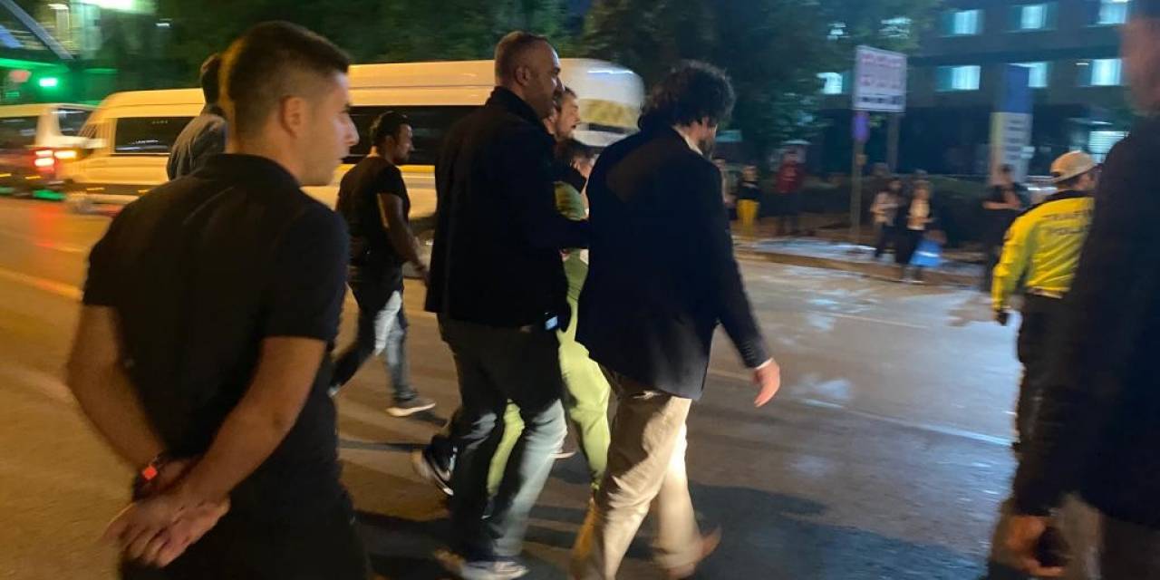 Yol Ortasında Oturan Otizimli Gence Polis Ekiplerinden Yardım