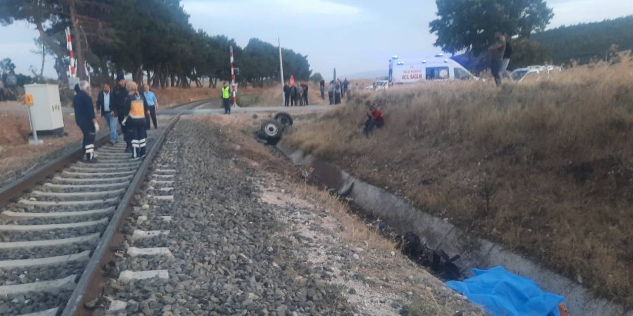Yolcu Treni Traktöre Çarptı: 1 Kişi Hayatını Kaybetti