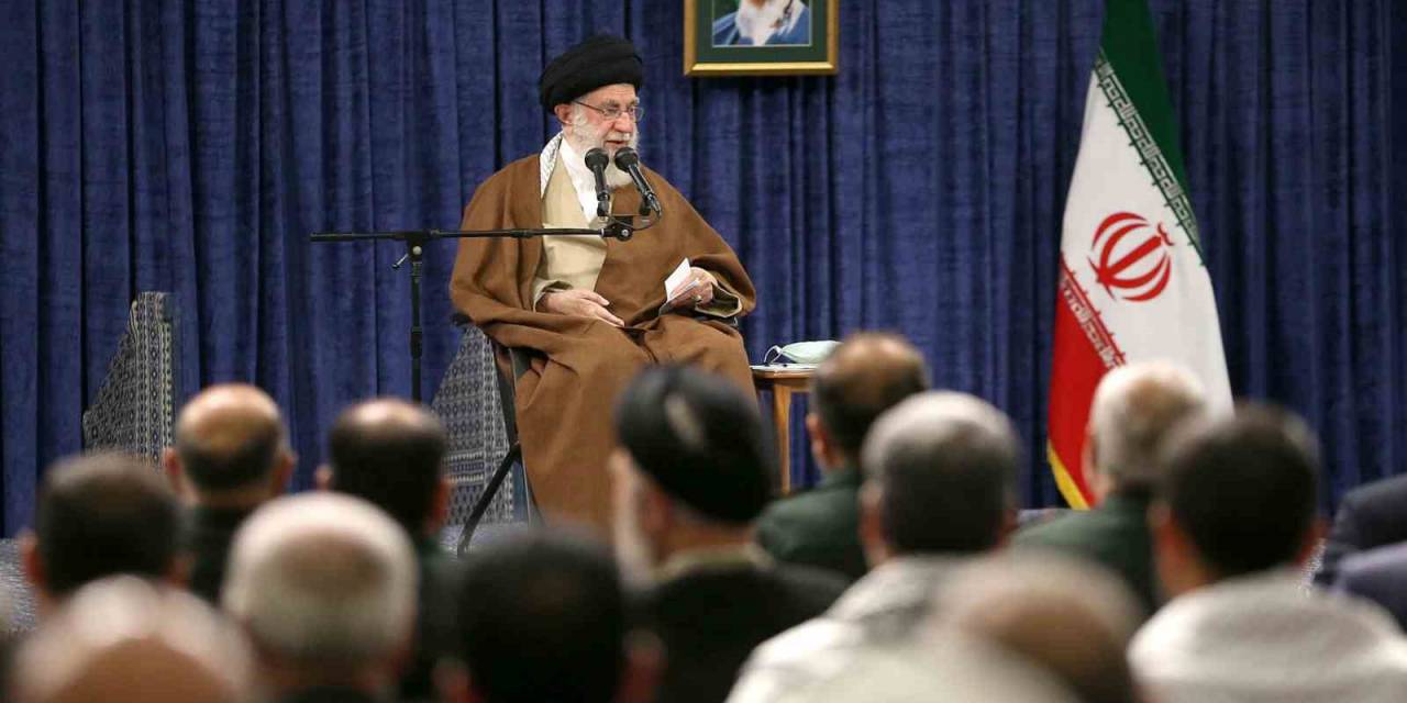 İran Dini Lideri Hamaney: "Müslüman Ülkeler Bu Savaş Suçları Karşısında Pasif Kalmamalı"