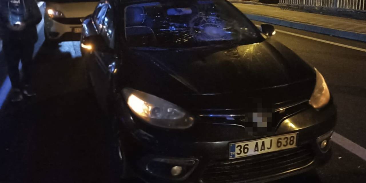 Refüjden Karşıya Geçen Yayaya Otomobil Çarptı