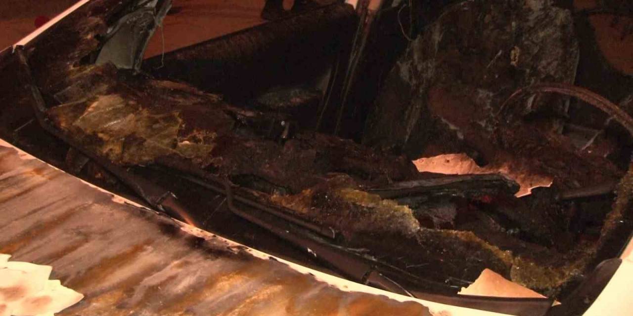 Ataşehir’de Seyir Halindeki Araç Alev Alev Yandı