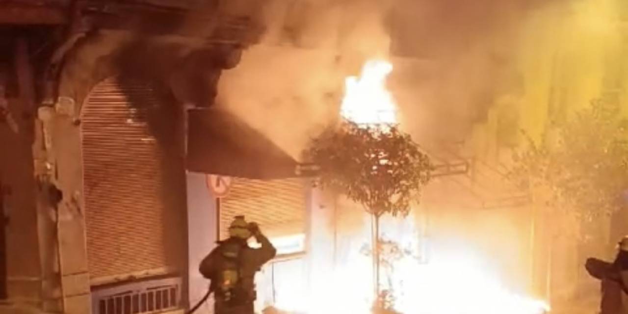 Beyoğlu’nda Tarihi Gueive Han’da Yangın: Giriş Kat Alev Alev Yandı