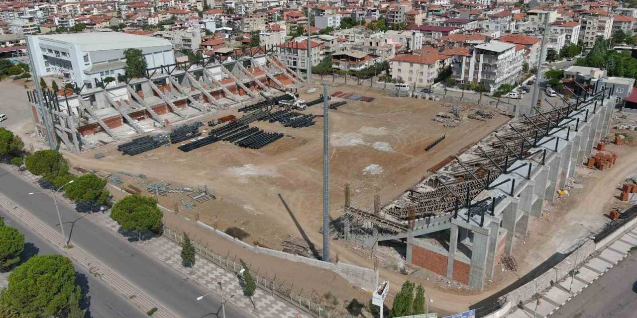 Soma Stadyumu’nda Çalışmalar Devam Ediyor