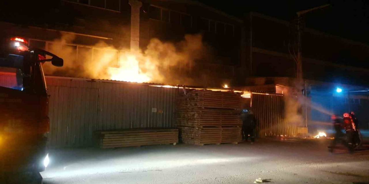 Bursa’da Mobilya İmalathanesinde Yangın