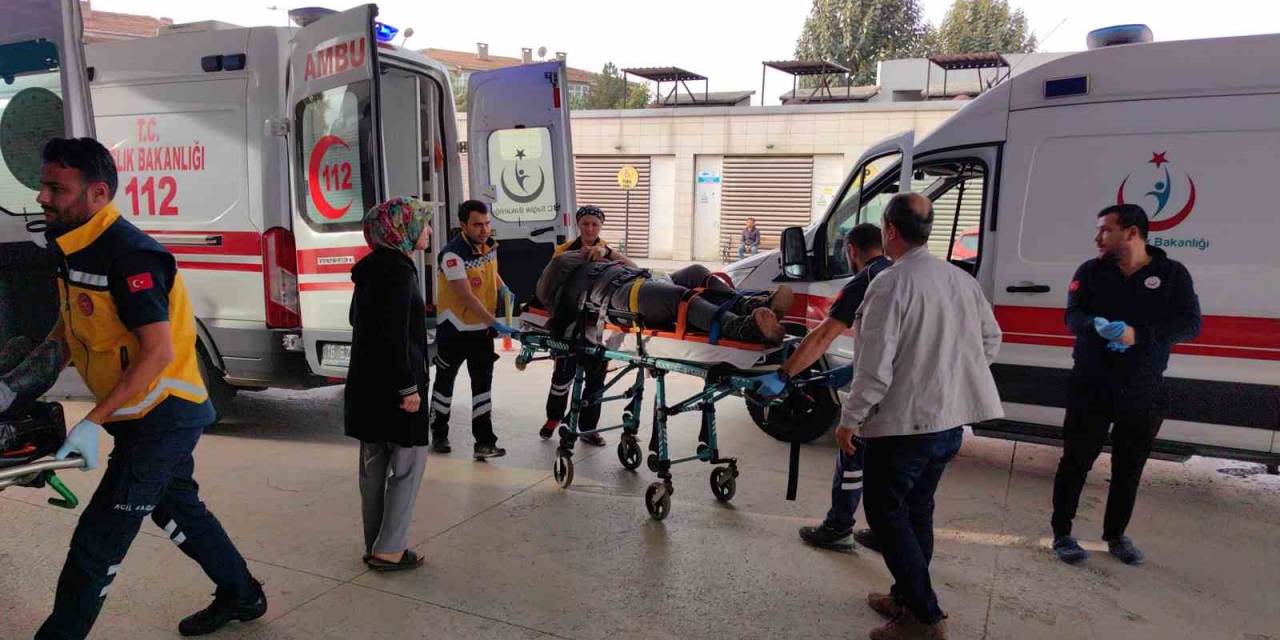 Yolcu Dolu Minibüs Ciple Çarpıştı, 11 Kişi Yaralandı