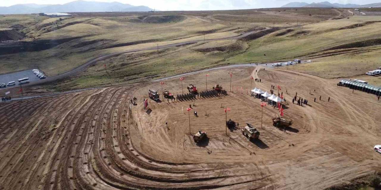 Tatvan’da Türkiye Yüzyılı Mehmetçik Hatıra Ormanı’na 400 Fidan Dikildi