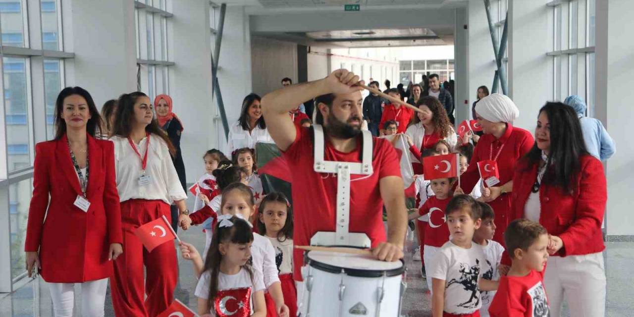 Hastanede Cumhuriyet’i Kutlayan Minikler Hastalara Moral Oldu