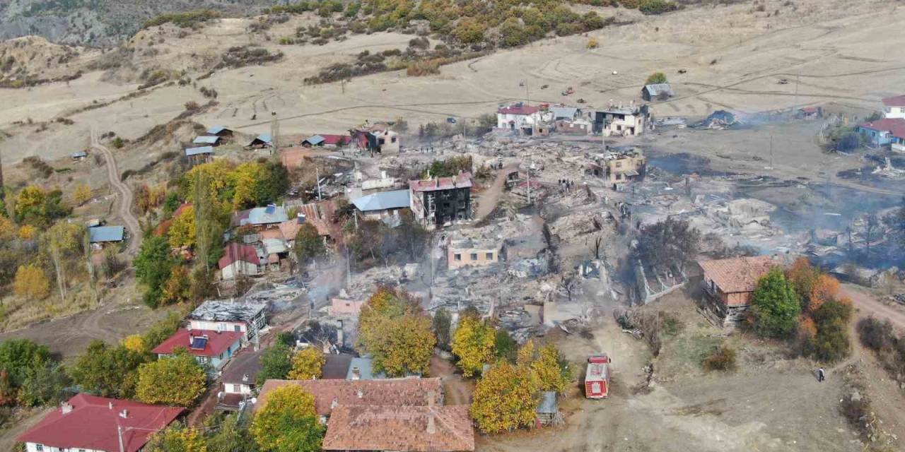 Köyde Çıkan Yangın Savaş Alanını Aratmadı: 47 Evin Küle Döndüğü Yangın Havadan Görüntülendi