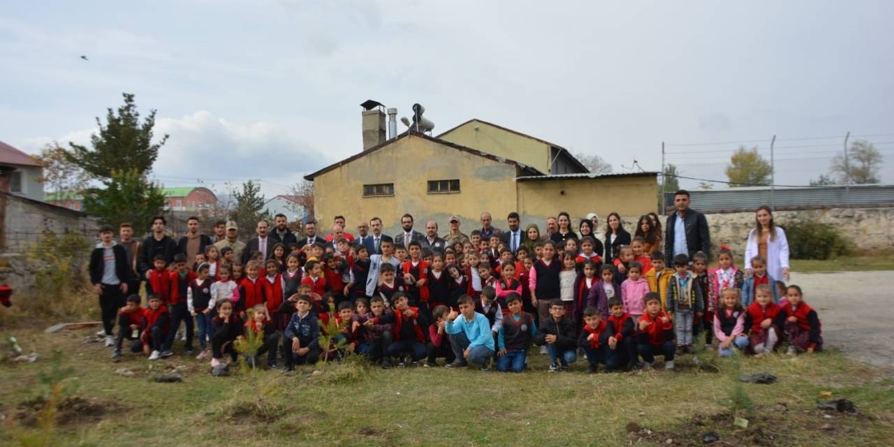 Cumhuriyetin 100. Yıl Dönümüne Günler Kala 100 Fidan Dikildi