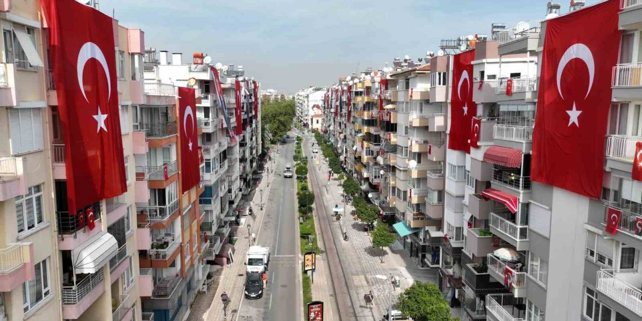 Antalya Caddeleri Kırmızı Beyaza Büründü
