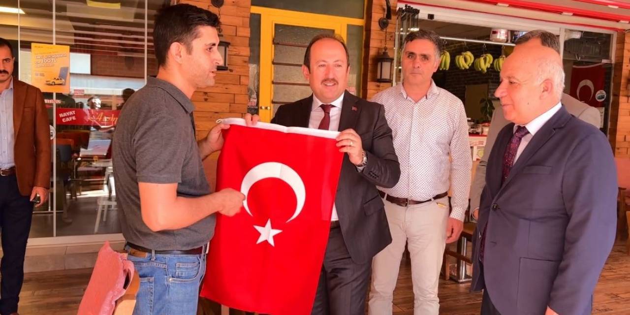 Vali Pehlivan’dan Vatandaşa Türk Bayraklı Kutlama