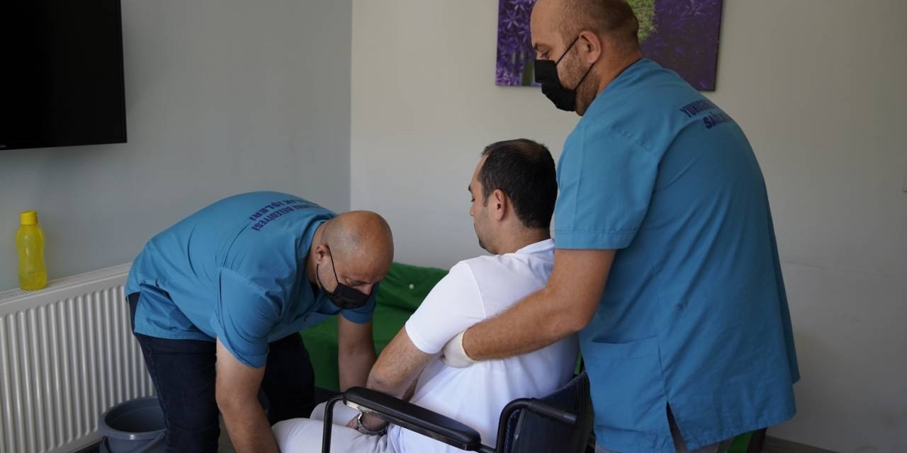 Yunusemre’de Evde Bakım Hizmeti Devam Ediyor