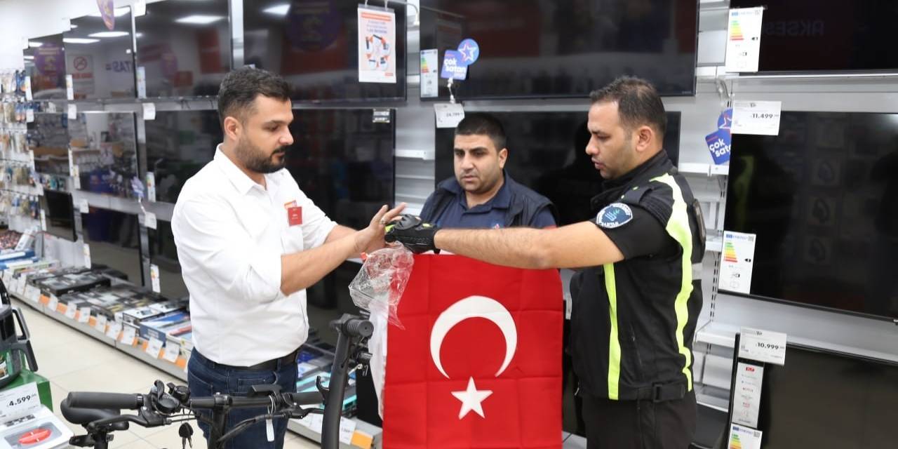 Edremit Bayraklarla Donatıldı