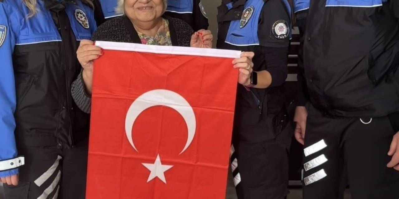 Doğum Gününde 112’yi Arayıp Türk Bayrağı İsteyen Nazan Teyzeye Polisten Pastalı Sürpriz