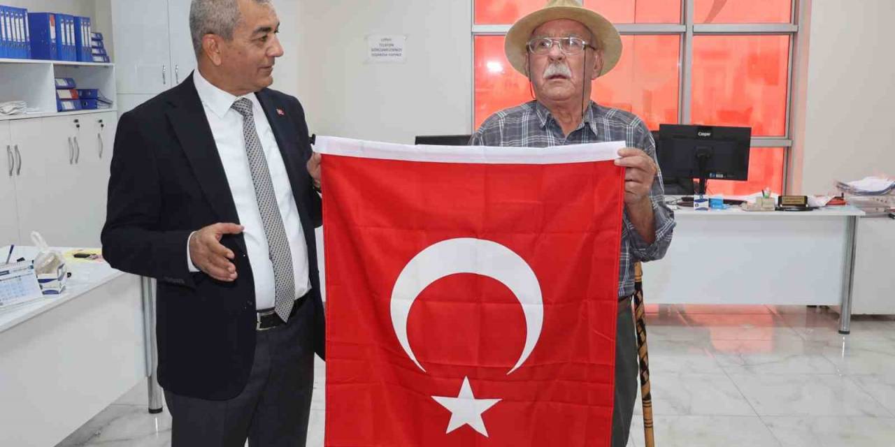 Hasan Dede "Bayrak" Şiiri İle Başkan Kaplan’ı Duygulandırdı