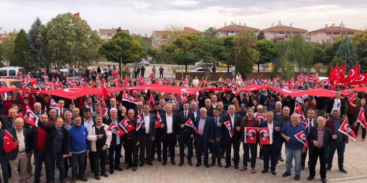 Cumhuriyet’in 100. Yılını Açtıkları Dev Türk Bayrağıyla Kutladılar