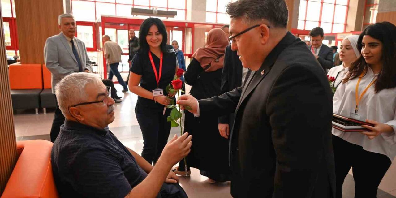 Rektör Özölçer’den Üniversite Hastanesindeki Hastalara Ziyaret