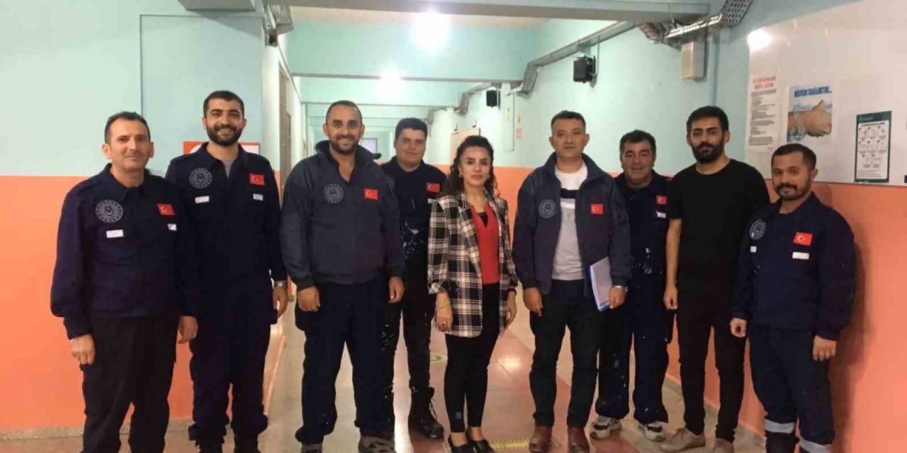 Msb Personelleri Hakkari’deki Kurum Binalarının Bakım Onarımını Yapıyor