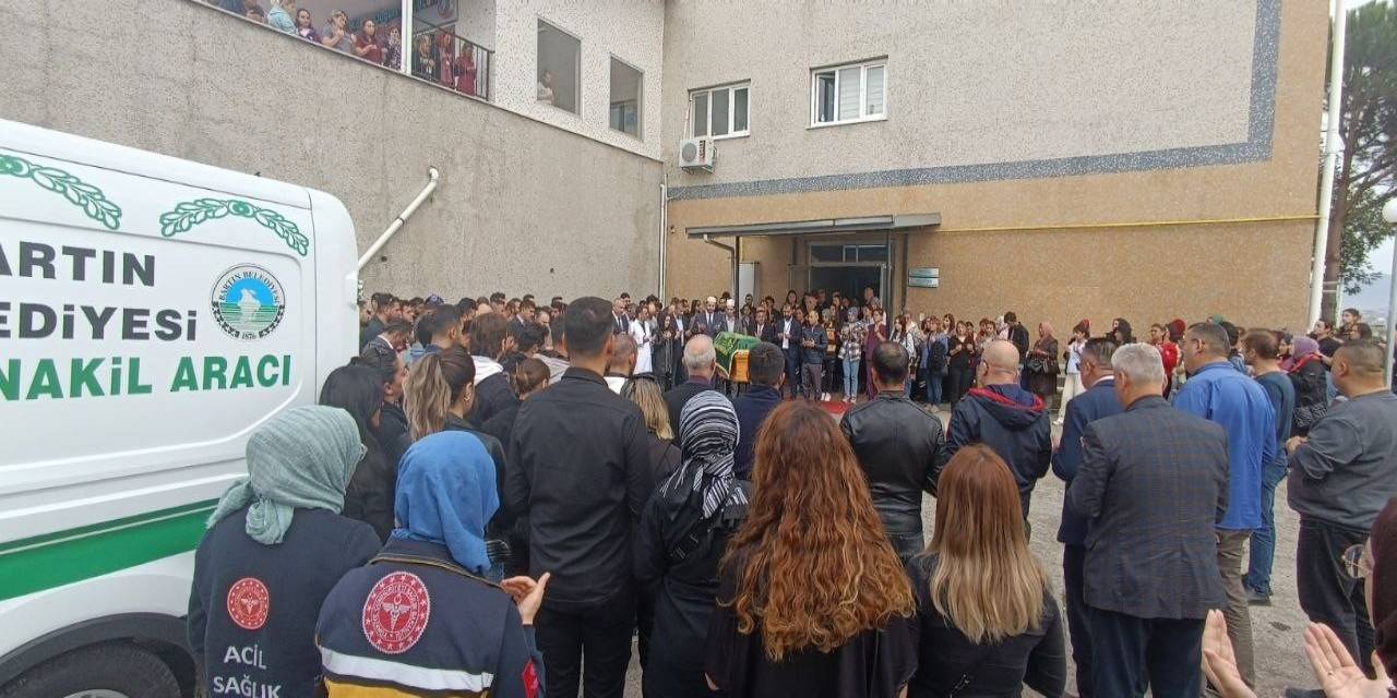 Defalarca Kez Hasta Yetiştirdiği Hastaneden Cenazesi Çıkarıldı