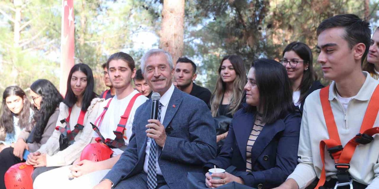 Tahmazoğlu Bilim Kampında Gençlerle Bir Araya Geldi