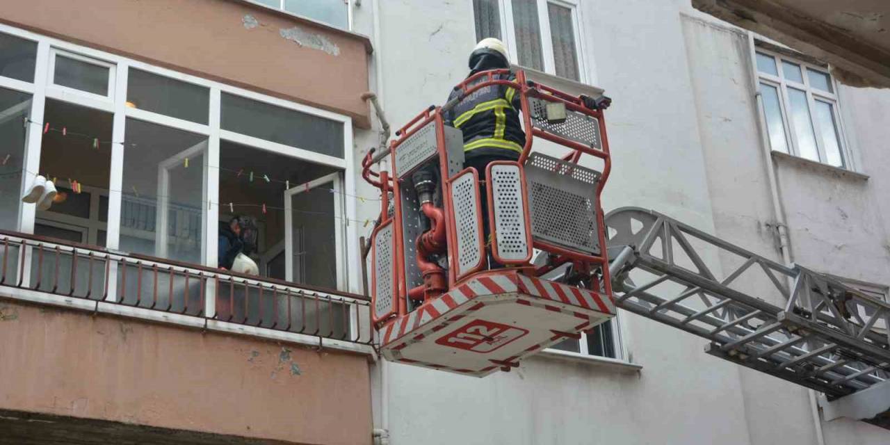 Balkonda Alev Alan Paspas Ekipleri Harekete Geçirdi