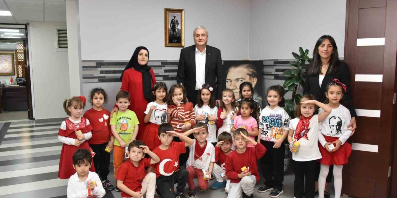 Miniklerden Başkan Bakkalcıoğlu’na 100. Yıl Kutlaması