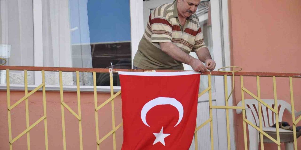 Bu Kez 100. Yıl İçin Balkona Çıktı