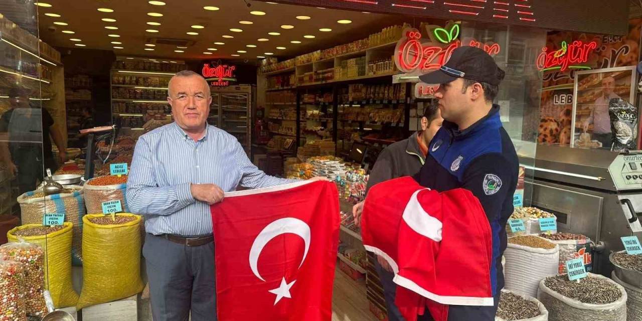 Sungurlu’da Esnaf Ve Vatandaşlara Türk Bayrağı Dağıtıldı