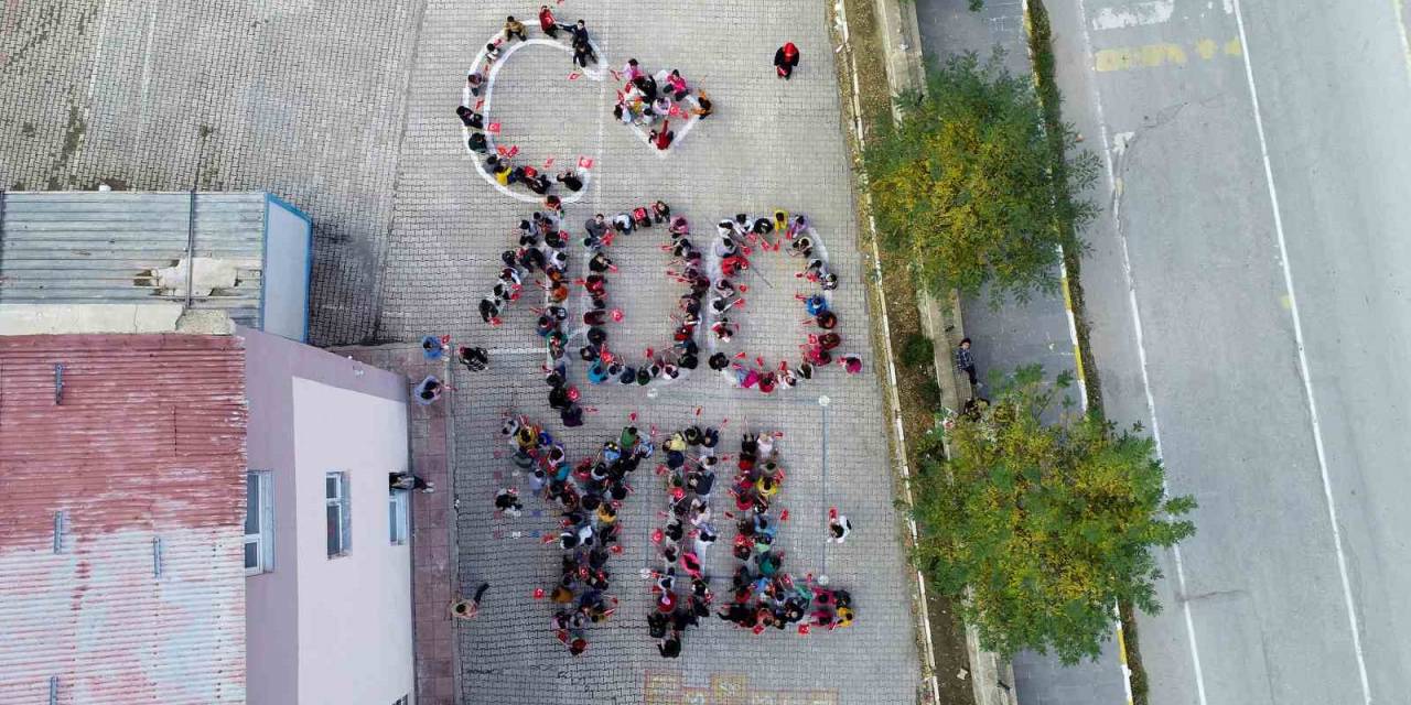 Çatak’ta Cumhuriyet’in 100. Yıl Koreografisi