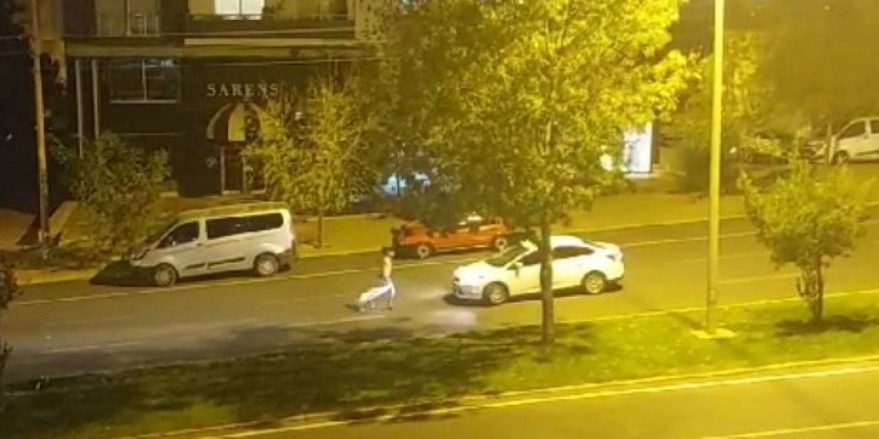 Hem Arabalara Saldırdı Hem De Trafiği Tehlikeye Soktu
