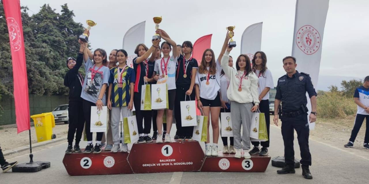 Burhaniye’de Cumhuriyetin 100. Yılında 100 Genç Koştu