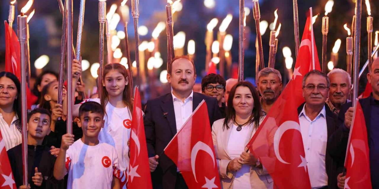 Cumhuriyetin 100. Yılında Yörük Çadırlarına Türk Bayrakları Ve Meşalelerle Yürüyüş Yapıldı