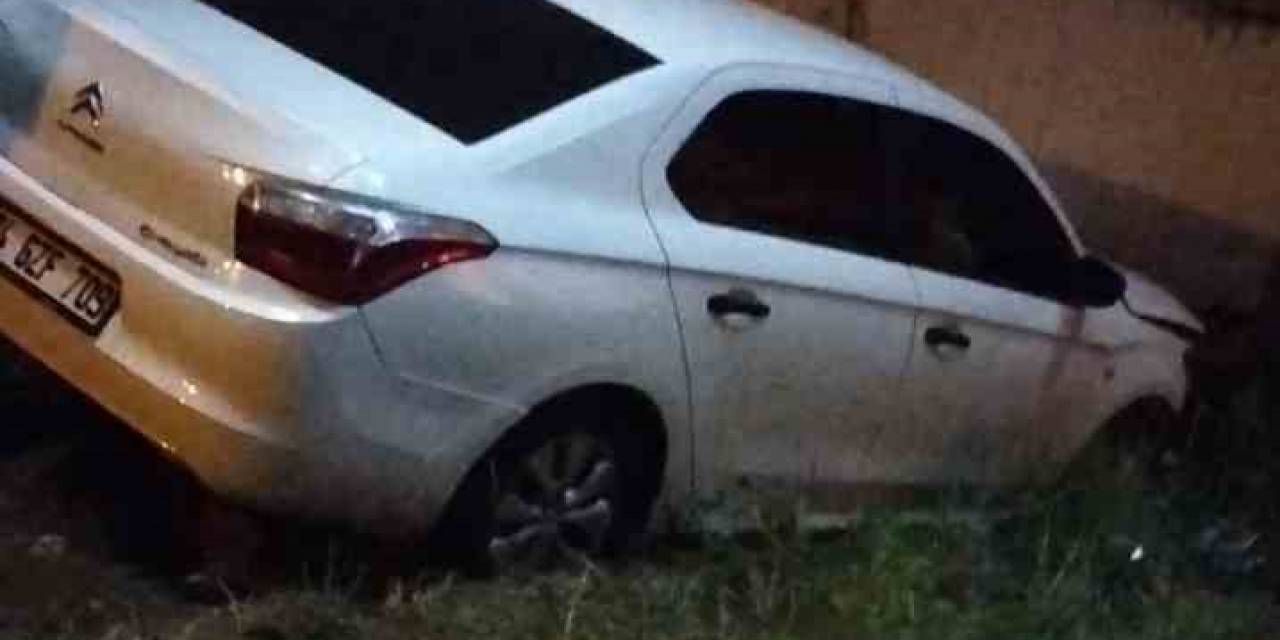 Pendik’te Navigasyonun Gösterdiği Ara Yola Giren Araç Boşluğa Düştü: 1 Yaralı