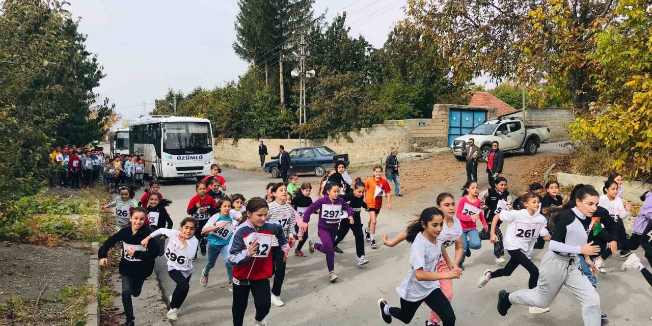 Üzümlü’de Cumhuriyet Koşusu Düzenlendi