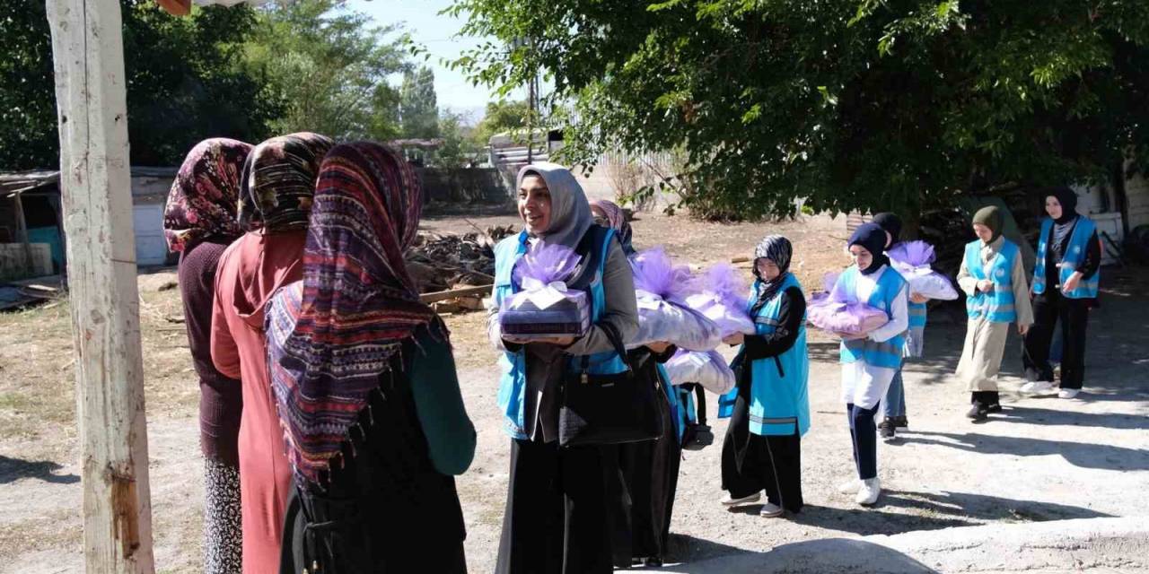 Nişanlı Kıza Çeyiz Sürprizi