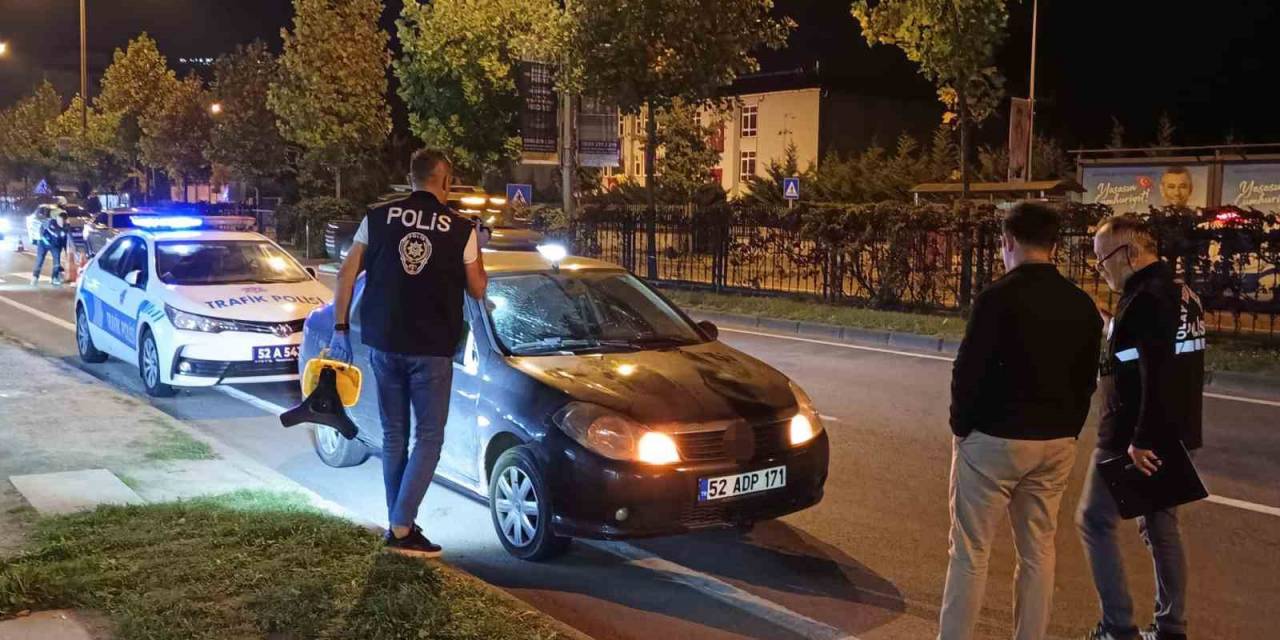 Yaya Geçidinde Otomobil Çarptı: 3 Yaralı