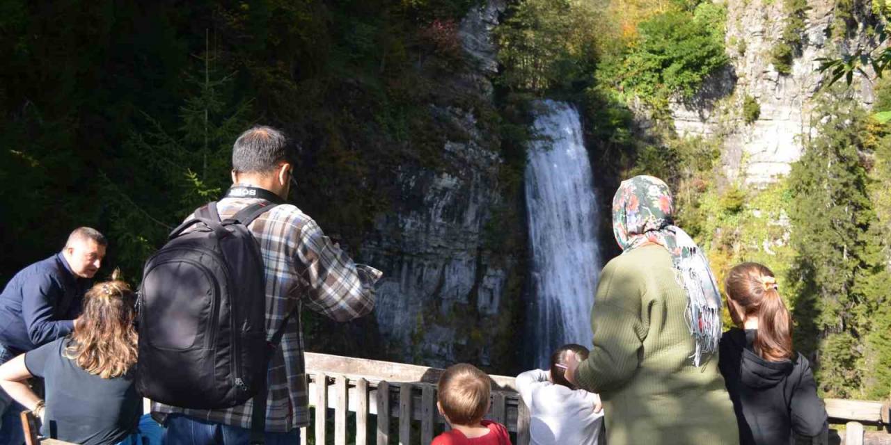 Camili Havzasında Bulunan Maral Şelalesine Sonbaharda Yoğun İlgi