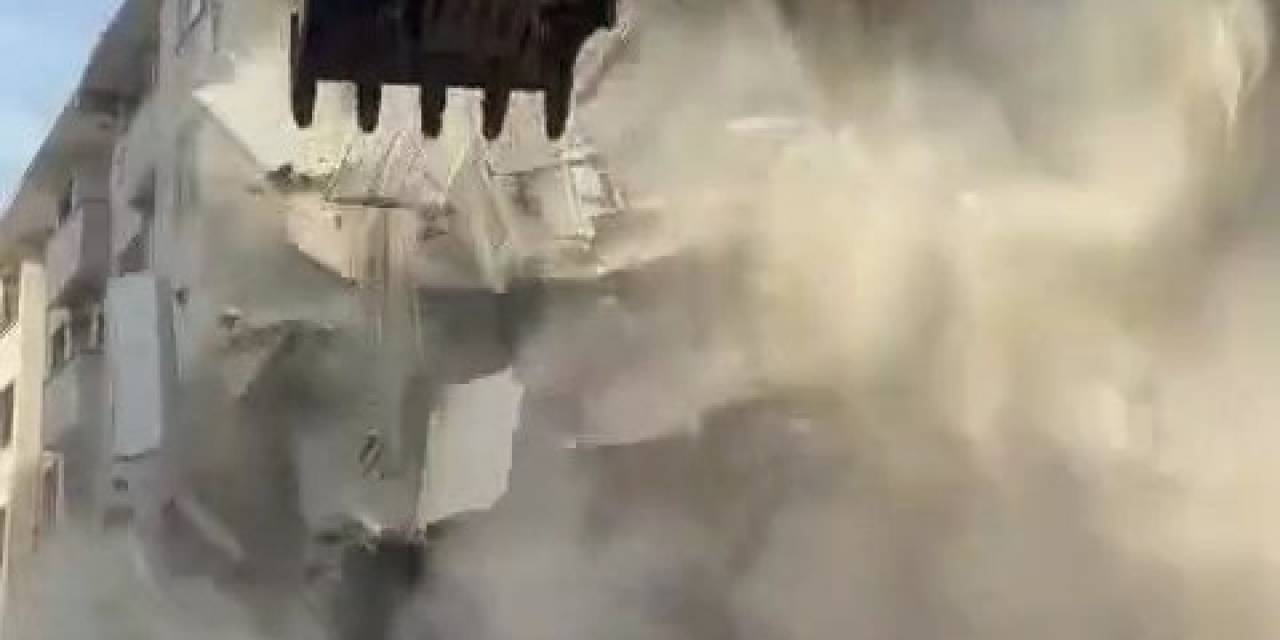 Elazığ’da Ağır Hasarlı Bina Korna Sesi İle Yıkıldı