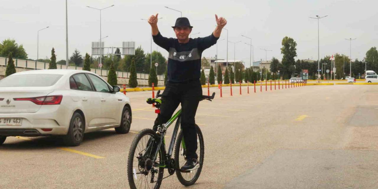 Bisiklete Ters Binen Adam Konuştu: “Nasrettin Hoca’dan İlham Aldım”