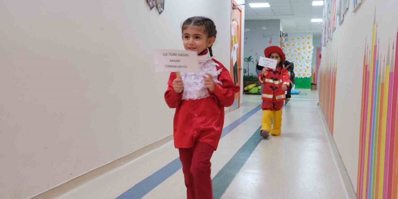 Çukurovalı Miniklerden Muhteşem Cumhuriyet Defilesi