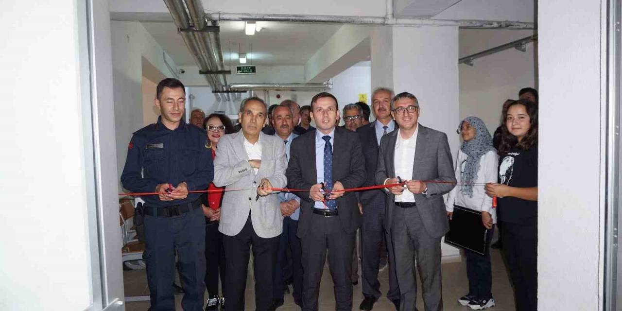 Burdurlu Öğretmenden Cumhuriyet’in 100. Yılı Resim Sergisi