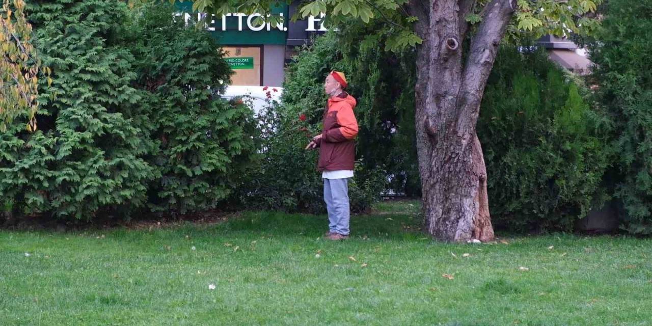 Şehir Göbeğinde Meditasyon Yapan Adam İlgi Odağı Oldu