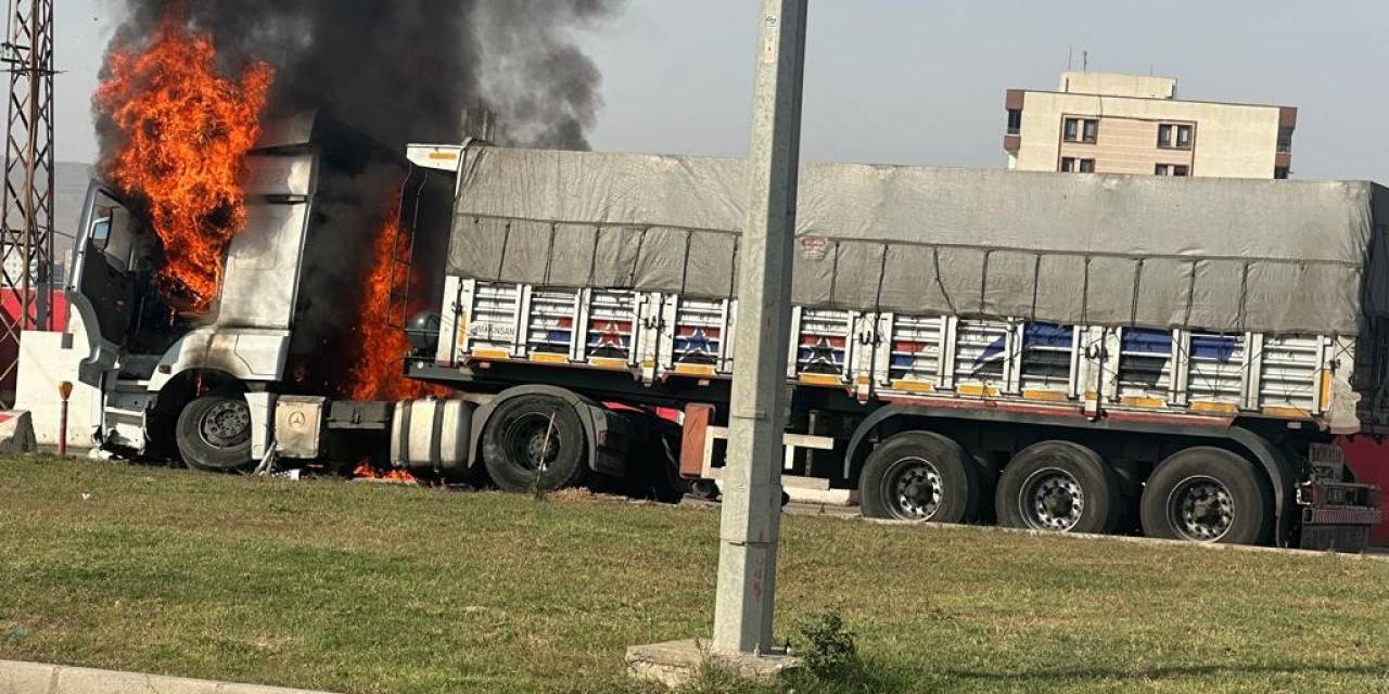 Şırnak’ta Freni Boşalan Kömür Yüklü Kamyon Bariyerlere Çarparak Yandı