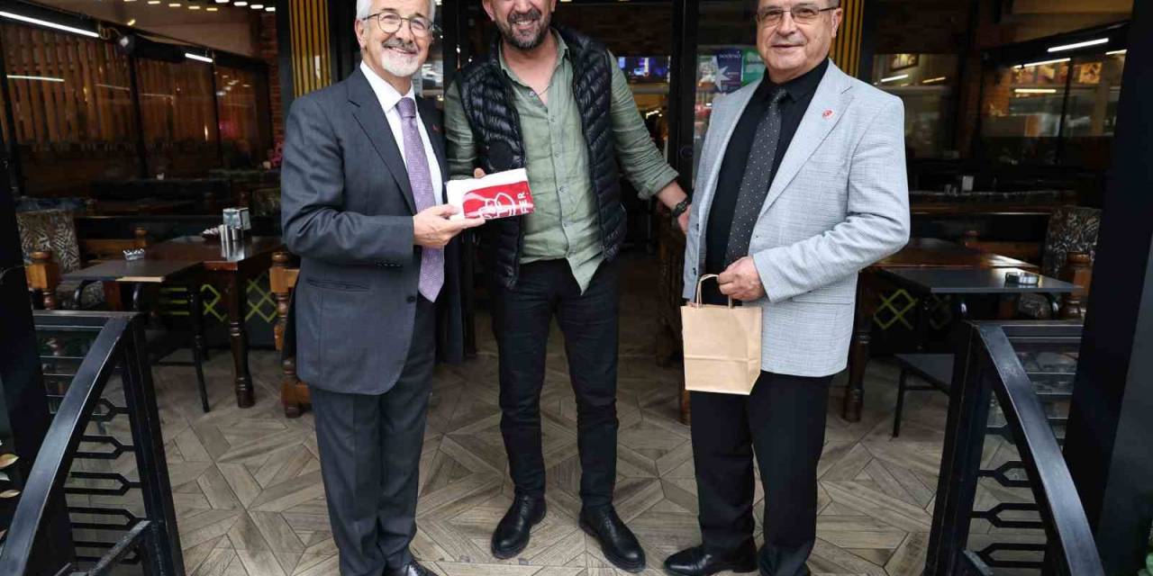 Başkanlardan Esnafa Atatürk Posteri Ve Türk Bayrağı